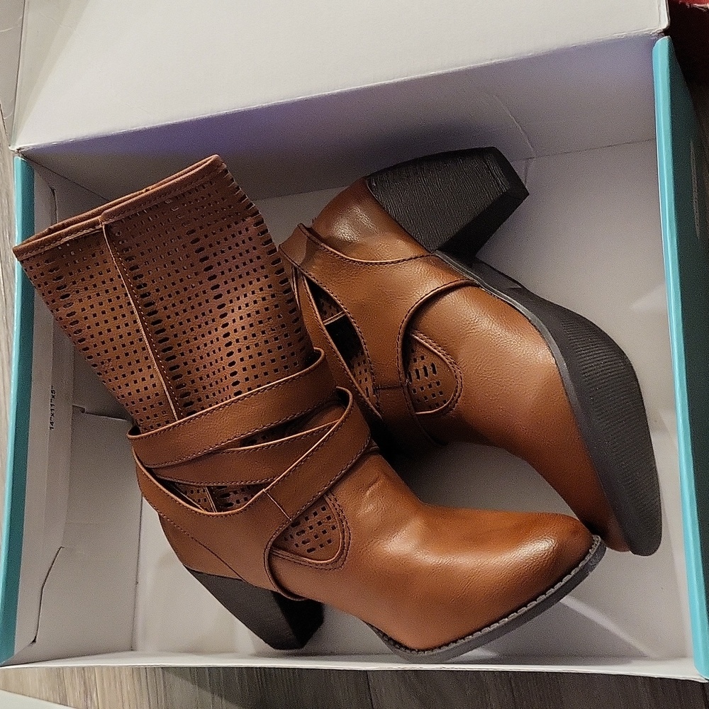 Maurice's boots Bobbi Brown short size 8.5 2.75" strappy chunky heels casual